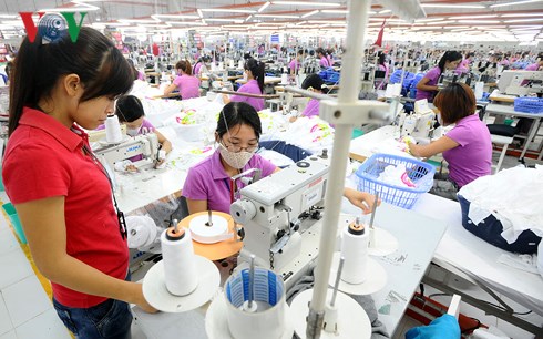 Việt Nam chi 1,4 tỷ để nhập nguyên, phụ liệu dệt may, da giày từ Trung Quốc trong 8 tháng đầu năm.
