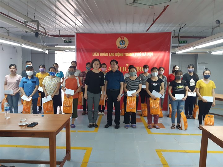 105 công nhân dệt - may Hà Nội nhận hỗ trợ | Lao Động Online | LAODONG.VN