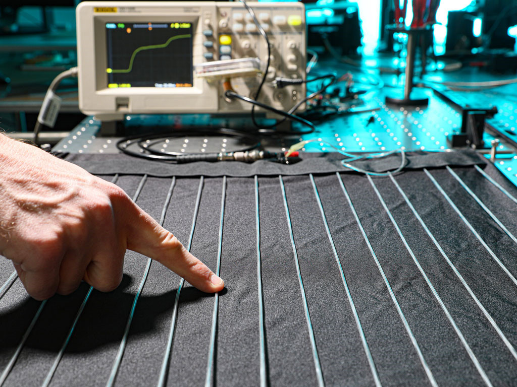 Các nhà nghiên cứu Thụy Sĩ phát triển sợi vải điện tử | Công nghệ