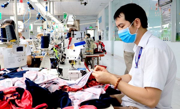 Sản xuất hàng dệt may xuất khẩu tại Công ty CP Đồng Tiến (TP.Biên Hòa). Ảnh: H.Giang