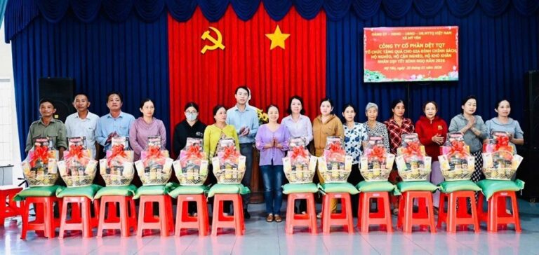 Công ty Cổ phần Dệt TQT phối hợp xã Mỹ Yên trao 100 phần quà Tết cho gia đình chính sách và hộ khó khăn
